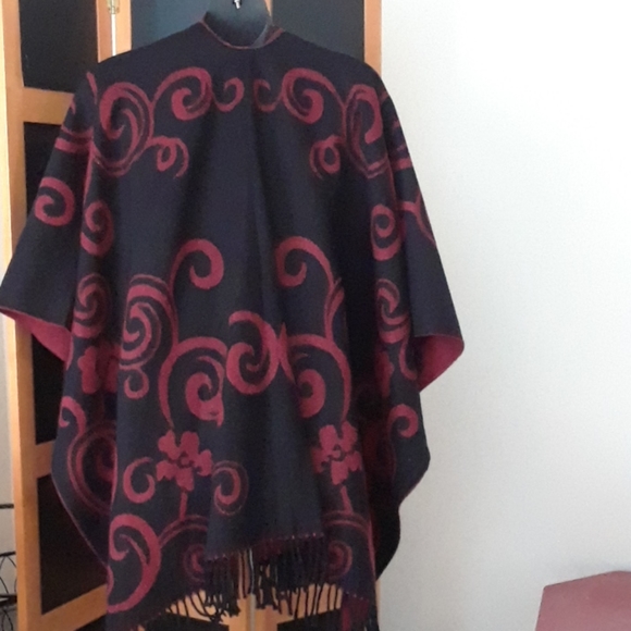 Reversible Printed Poncho w/fringes - Picture 12 of 16